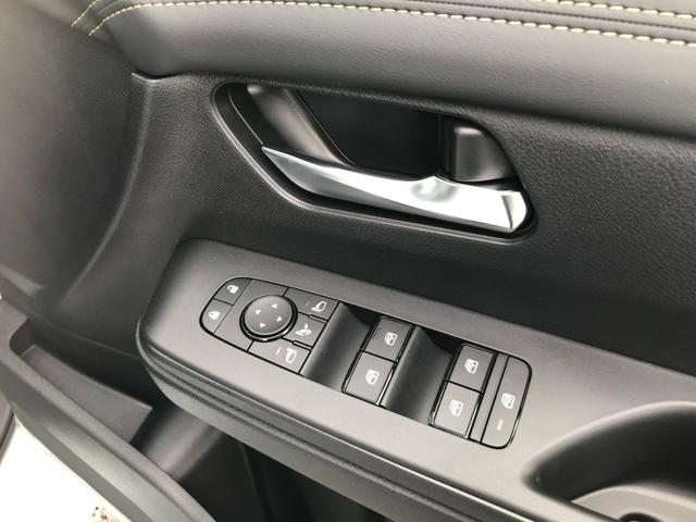 セレナ ｅ－４ＯＲＣＥ　ハイウェイスターＶ　９インチディスプレイオーディオ　バックビューモニター　７人乗り　ヒーター付シート〈前席、セカンド（左右）〉　ロールサンシェード　両側電動スライドドア　ＬＥＤ　プロパイロット　有料色（26枚目）