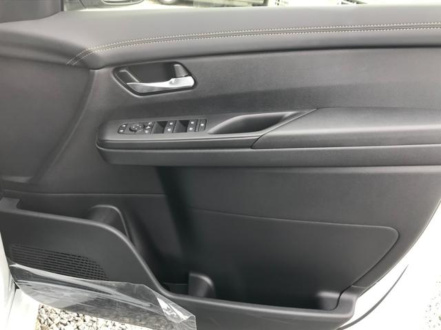 セレナ ｅ－４ＯＲＣＥ　ハイウェイスターＶ　９インチディスプレイオーディオ　バックビューモニター　７人乗り　ヒーター付シート〈前席、セカンド（左右）〉　ロールサンシェード　両側電動スライドドア　ＬＥＤ　プロパイロット　有料色（27枚目）