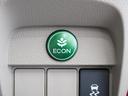 ◆ＥＣＯＮスイッチ（ＥＣＯＮモード）◆エンジンやエアコンといった、クルマ全体の動きを燃費優先で自動制御するＥＣＯＮモード。空調など快適性を優先したいときは、スイッチを押してＯＦＦにできます。