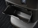 インパネ中央の下部には、ごみ箱としても使用する事ができるセンターロアボックスを装備しております。