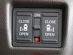 ◆両側電動スライドドア◆狭い駐車場でも乗り降りが楽々♪お子様が隣の車にドアを当ててしまう心配もございません！小さなお子様連れの方もこれで安心。 6