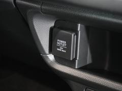 スマートフォンの充電等にも便利な電源ソケットも使いやすい場所に装備されています。 6