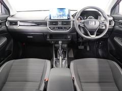 視界広々で運転しやすくロングドライブでも疲れを感じさせないすっきりとまとまったインパネ周りです。 7