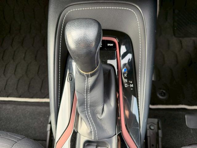 カローラツーリング 2000リミテッド 衝突軽減/ナビ/Bカメラ/スマートキー 衝突軽減ブレーキ/純正ナビ/バックカメラ/スマートキー/クルーズコントロール/シャイン18インチアルミ/シートヒーター/プッシュスタート/ETC/LEDライト/フォグ/パドルシフト/障害物センサー(11枚目)