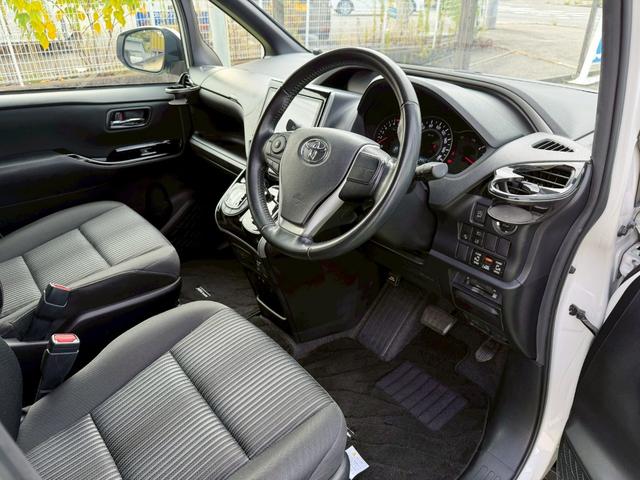 ヴォクシー ＺＳ　煌ＩＩ　衝突軽減／両側パワスラ／純正ナビ／バックカメラ　衝突軽減ブレーキ／両側パワースライドドア／純正ナビ／バックカメラ／スマートキー／クルーズコントロール／純正１６インチアルミ／後席モニター／ＥＴＣ／地デジ／ＬＥＤヘッドライト／フォグランプ／ラプター塗装（66枚目）