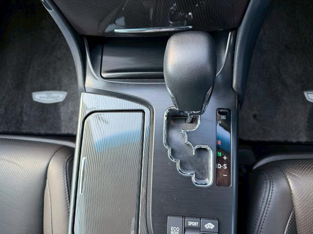 日本の高級車をリードする、１３代目となるクラウンハイブリッドには、４．５Ｌ車クラスの動力性能と、２Ｌ車クラスの低燃費を両立するＦＲ専用２段変速式リダクション機構付のハイブリッドシステムを搭載。