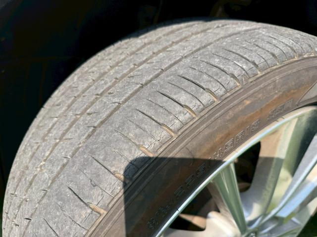 当店の車両は店舗にて数台の展示車両とそのほかは屋根・警備付きの駐車場で大切に保管しております！！！