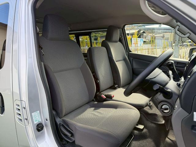 ＮＶ３５０キャラバンバン ロングＤＸ　衝突軽減／ナビ／バックカメラ／パワーウィンドウ　衝突軽減ブレーキ／純正ナビ／バックカメラ／パワーウィンドウ／キーレス／地デジ／両側スライドドア／ＥＴＣ／ヘッドライトレベライザー／フルフラット／横滑り防止／パワステ／エアコン／エアバック（13枚目）