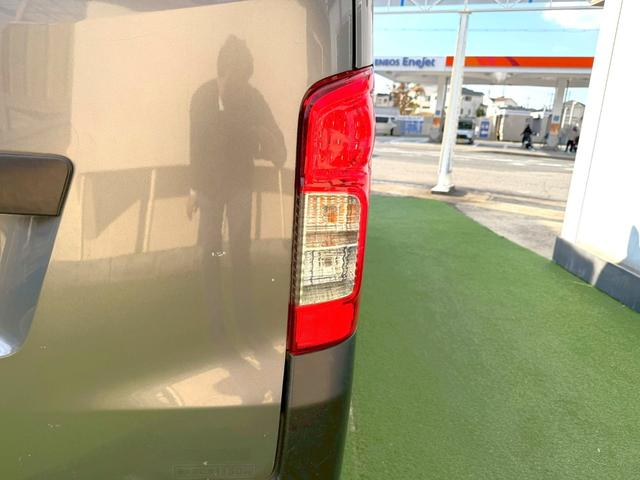 NV350キャラバンバン ロングDX 衝突軽減ブレーキ/9人乗り/ナビ/バックカメラ 衝突軽減ブレーキ/9人乗り/純正ナビ/バックカメラ/パワーウィンドウ/キーレス/地デジ/ETC/3列シート/スライドドア/ヘッドライトレベライザー/Bluetooth搭載/横滑り防止装置/フルフラット(65枚目)