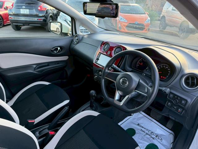 ノート Ｘ　アラウンドビューモニター　障害物センサー　衝突軽減ブレーキ　レーンキープアシスト　ＥＴＣ　Ｂｌｕｅｔｏｏｔｈ　オートライト　ＣＤ・ＤＶＤ　アイドリングストップ　横滑り防止機能　スマートキー（43枚目）