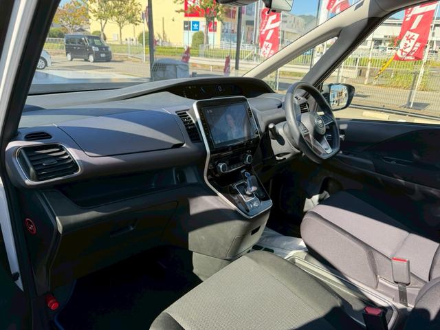 セレナ e-パワー XV 車両品質評価付 ナビゲーション フロントカメラ サイドカメラ バックカメラ 全周囲カメラ クルーズコントロール 電動スライドドア フルセグ スマートキー 障害物センサー ステアリングリモコン ETC(72枚目)