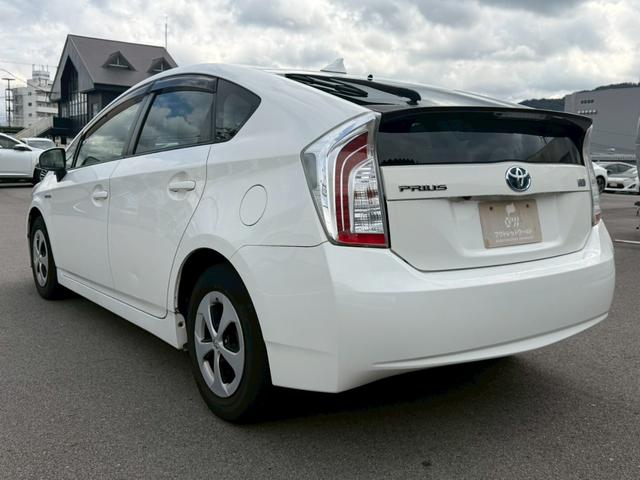 プリウス Ｓ　車両品質評価書付／バックカメラ／スマートキー／スペアキー有り／オートライト／全席パワーウィンド―／シガーソケット／電動格納ミラー／エアコン機能／取説付き／ハイブリッド車／（13枚目）