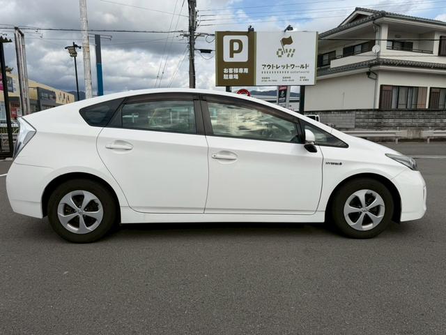 プリウス Ｓ　車両品質評価書付／バックカメラ／スマートキー／スペアキー有り／オートライト／全席パワーウィンド―／シガーソケット／電動格納ミラー／エアコン機能／取説付き／ハイブリッド車／（15枚目）