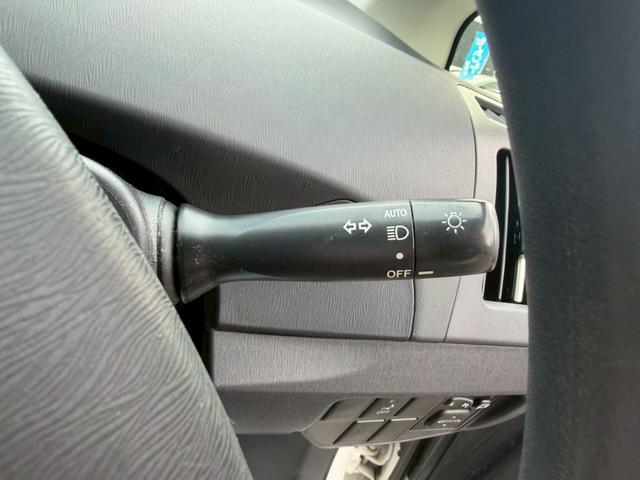 プリウス Ｓ　車両品質評価書付／バックカメラ／スマートキー／スペアキー有り／オートライト／全席パワーウィンド―／シガーソケット／電動格納ミラー／エアコン機能／取説付き／ハイブリッド車／（28枚目）