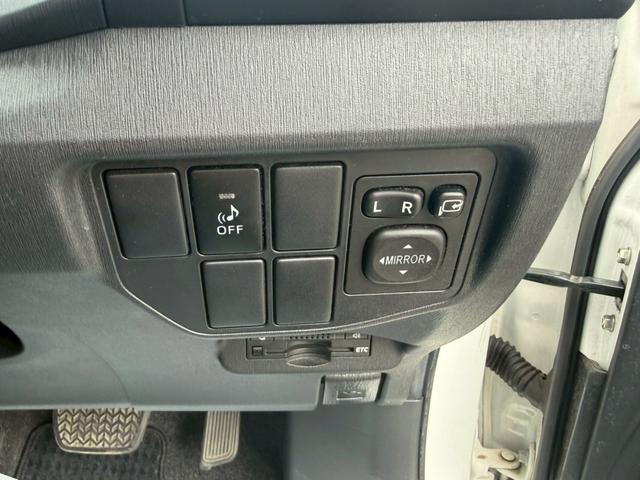 プリウス Ｓ　車両品質評価書付／バックカメラ／スマートキー／スペアキー有り／オートライト／全席パワーウィンド―／シガーソケット／電動格納ミラー／エアコン機能／取説付き／ハイブリッド車／（30枚目）