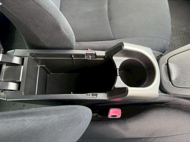 プリウス Ｓ　車両品質評価書付／バックカメラ／スマートキー／スペアキー有り／オートライト／全席パワーウィンド―／シガーソケット／電動格納ミラー／エアコン機能／取説付き／ハイブリッド車／（41枚目）