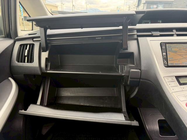 プリウス Ｓ　車両品質評価書付／バックカメラ／スマートキー／スペアキー有り／オートライト／全席パワーウィンド―／シガーソケット／電動格納ミラー／エアコン機能／取説付き／ハイブリッド車／（45枚目）