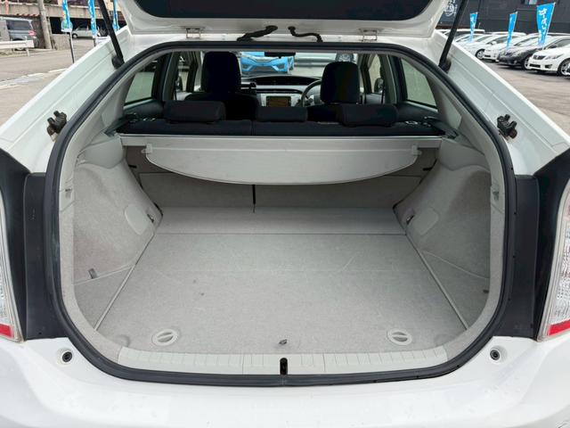 プリウス Ｓ　車両品質評価書付／バックカメラ／スマートキー／スペアキー有り／オートライト／全席パワーウィンド―／シガーソケット／電動格納ミラー／エアコン機能／取説付き／ハイブリッド車／（62枚目）