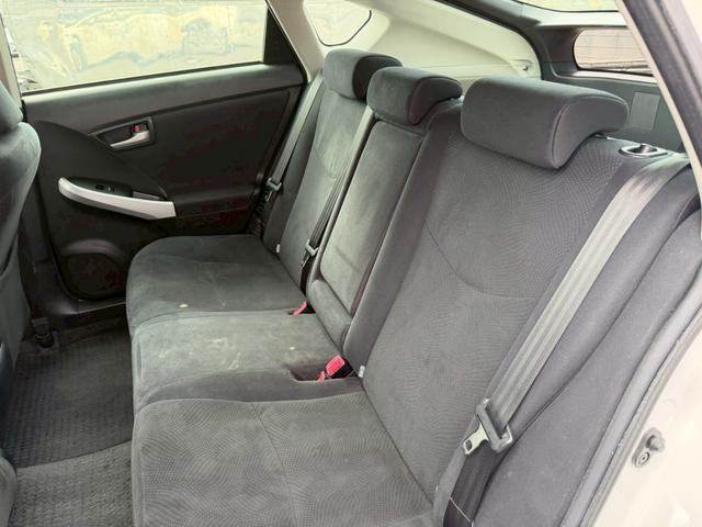 プリウス Ｓ　車両品質評価書付／バックカメラ／スマートキー／スペアキー有り／オートライト／全席パワーウィンド―／シガーソケット／電動格納ミラー／エアコン機能／取説付き／ハイブリッド車／（66枚目）