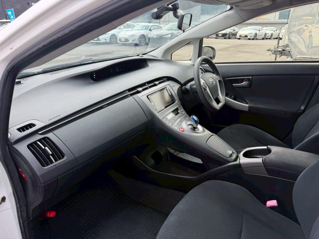 プリウス Ｓ　車両品質評価書付／バックカメラ／スマートキー／スペアキー有り／オートライト／全席パワーウィンド―／シガーソケット／電動格納ミラー／エアコン機能／取説付き／ハイブリッド車／（70枚目）