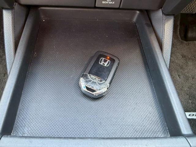 オデッセイ アブソルート・２０ｔｈアニバーサリーパッケージ　車両品質評価書付き　フリップダウンモニター　Ｂｌｕｅｔｏｏｔｈ機能　Ｗエアコン　両側パワースライドドア　クルーズコントロール　車線逸脱防止機能　衝突軽減ブレーキ　ステアリングリモコン　バックカメラ（43枚目）