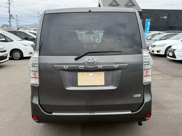 ヴォクシー Ｘ　Ｌエディション　車両品質評価書付き　バックカメラ　オートライト　ＥＴＣ　テレビ機能　スマートキー　パワースライドドア　全席パワーウィンド―　電動格納ミラー　ステアリングリモコン　テレビキット（9枚目）