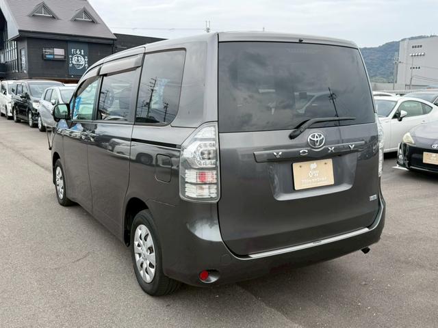 ヴォクシー Ｘ　Ｌエディション　車両品質評価書付き　バックカメラ　オートライト　ＥＴＣ　テレビ機能　スマートキー　パワースライドドア　全席パワーウィンド―　電動格納ミラー　ステアリングリモコン　テレビキット（10枚目）