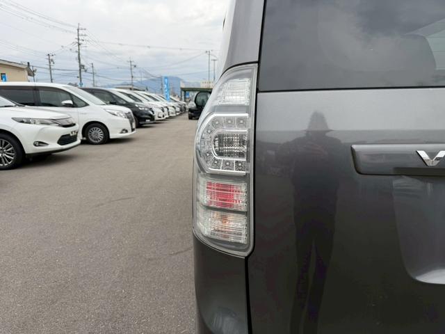 ヴォクシー Ｘ　Ｌエディション　車両品質評価書付き　バックカメラ　オートライト　ＥＴＣ　テレビ機能　スマートキー　パワースライドドア　全席パワーウィンド―　電動格納ミラー　ステアリングリモコン　テレビキット（14枚目）