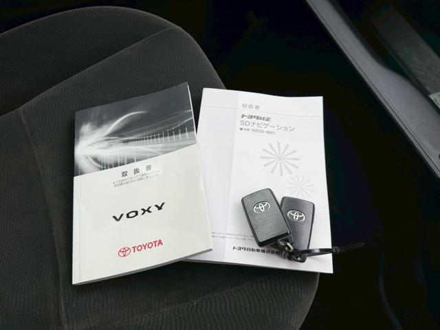 ヴォクシー Ｘ　Ｌエディション　車両品質評価書付き　バックカメラ　オートライト　ＥＴＣ　テレビ機能　スマートキー　パワースライドドア　全席パワーウィンド―　電動格納ミラー　ステアリングリモコン　テレビキット（17枚目）