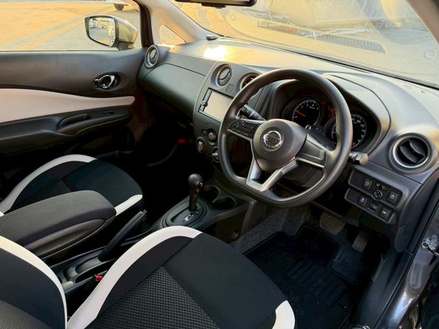 ノート Ｘ　車両品質評価書付き　アラウンドビューモニター　インテリジェントルームミラー　エマージェンシーブレーキ　バックカメラ　ＥＴＣ　ステアリングリモコン　レーンキープアシスト　アイドリングストップ　Ｐスタート（47枚目）