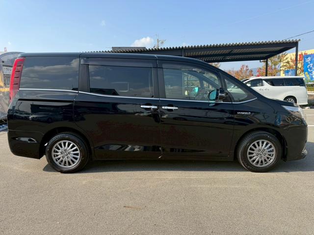 エスクァイア ハイブリッドＧｉ　車両品質評価書付き　ディーラーオプション９インチナビ　クルーズコントロール　バックカメラ　オートライト　シートヒーター　ＥＴＣ　テレビ機能　両側パワースライドドア　ステアリングリモコン　テレビキット（15枚目）