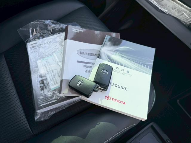 エスクァイア ハイブリッドＧｉ　車両品質評価書付き　ディーラーオプション９インチナビ　クルーズコントロール　バックカメラ　オートライト　シートヒーター　ＥＴＣ　テレビ機能　両側パワースライドドア　ステアリングリモコン　テレビキット（22枚目）