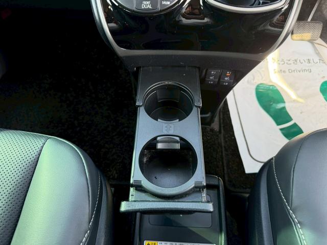 エスクァイア ハイブリッドＧｉ　車両品質評価書付き　ディーラーオプション９インチナビ　クルーズコントロール　バックカメラ　オートライト　シートヒーター　ＥＴＣ　テレビ機能　両側パワースライドドア　ステアリングリモコン　テレビキット（41枚目）