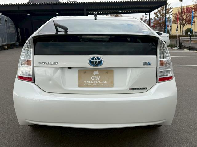 プリウス Ｓ　車両品質評価書付き　純正ナビゲーション　ＴＶ　バックカメラ　オートライト　ＥＴＣ　ＤＶＤ／ＣＤ　スマートキー　ステアリングリモコン　電動格納ミラー　運転席パワーウインドウ　助手席側パワーウインドウ（12枚目）