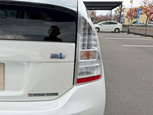 プリウス Ｓ　車両品質評価書付き　純正ナビゲーション　ＴＶ　バックカメラ　オートライト　ＥＴＣ　ＤＶＤ／ＣＤ　スマートキー　ステアリングリモコン　電動格納ミラー　運転席パワーウインドウ　助手席側パワーウインドウ（19枚目）