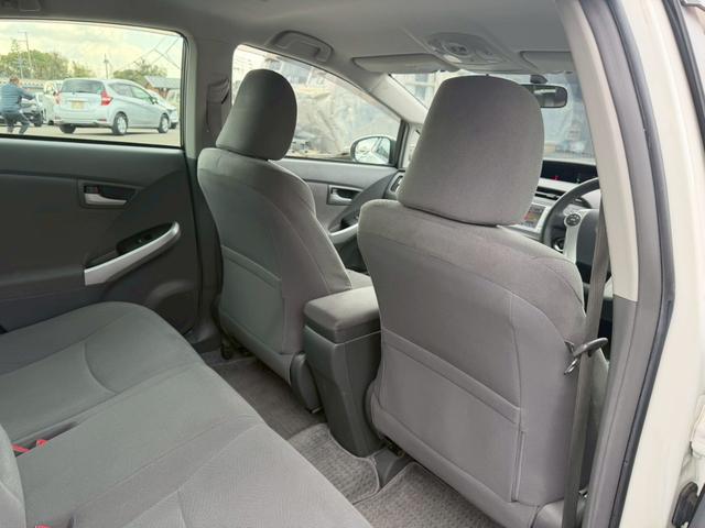 プリウス Ｓ　車両品質評価書付き　純正ナビゲーション　ＴＶ　バックカメラ　オートライト　ＥＴＣ　ＤＶＤ／ＣＤ　スマートキー　ステアリングリモコン　電動格納ミラー　運転席パワーウインドウ　助手席側パワーウインドウ（53枚目）