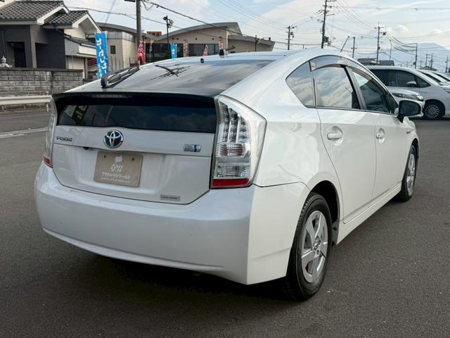 プリウス Ｓ　ＬＥＤエディション　車両品質評価書付き　バックカメラ　カーナビ　オートライト　ＥＴＣ　テレビ機能　ＣＤ・ＤＶＤ　スマートキー　スペアキー有　全席パワーウィンド―　ステアリングリモコン　ＡＣ機能　電動格納ミラー（11枚目）