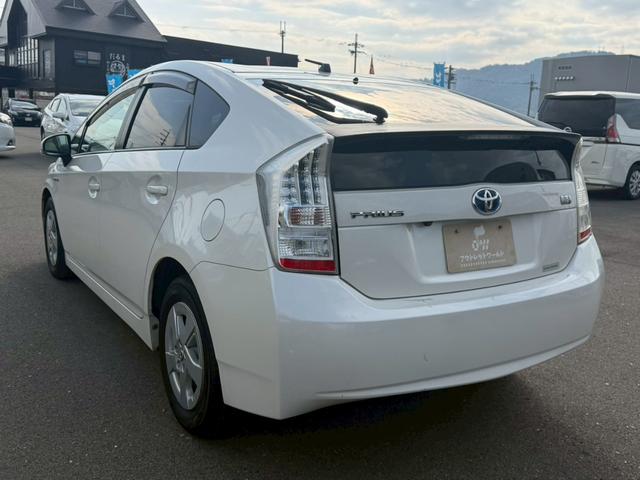 プリウス Ｓ　ＬＥＤエディション　車両品質評価書付き　バックカメラ　カーナビ　オートライト　ＥＴＣ　テレビ機能　ＣＤ・ＤＶＤ　スマートキー　スペアキー有　全席パワーウィンド―　ステアリングリモコン　ＡＣ機能　電動格納ミラー（13枚目）