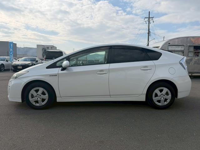 プリウス Ｓ　ＬＥＤエディション　車両品質評価書付き　バックカメラ　カーナビ　オートライト　ＥＴＣ　テレビ機能　ＣＤ・ＤＶＤ　スマートキー　スペアキー有　全席パワーウィンド―　ステアリングリモコン　ＡＣ機能　電動格納ミラー（14枚目）