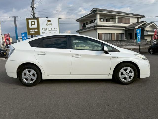 プリウス Ｓ　ＬＥＤエディション　車両品質評価書付き　バックカメラ　カーナビ　オートライト　ＥＴＣ　テレビ機能　ＣＤ・ＤＶＤ　スマートキー　スペアキー有　全席パワーウィンド―　ステアリングリモコン　ＡＣ機能　電動格納ミラー（15枚目）