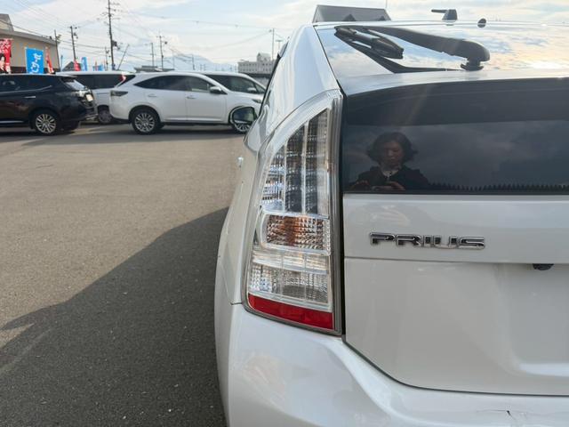 プリウス Ｓ　ＬＥＤエディション　車両品質評価書付き　バックカメラ　カーナビ　オートライト　ＥＴＣ　テレビ機能　ＣＤ・ＤＶＤ　スマートキー　スペアキー有　全席パワーウィンド―　ステアリングリモコン　ＡＣ機能　電動格納ミラー（18枚目）