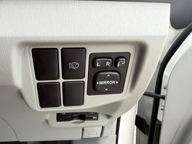 プリウス Ｓ　ＬＥＤエディション　車両品質評価書付き　バックカメラ　カーナビ　オートライト　ＥＴＣ　テレビ機能　ＣＤ・ＤＶＤ　スマートキー　スペアキー有　全席パワーウィンド―　ステアリングリモコン　ＡＣ機能　電動格納ミラー（30枚目）