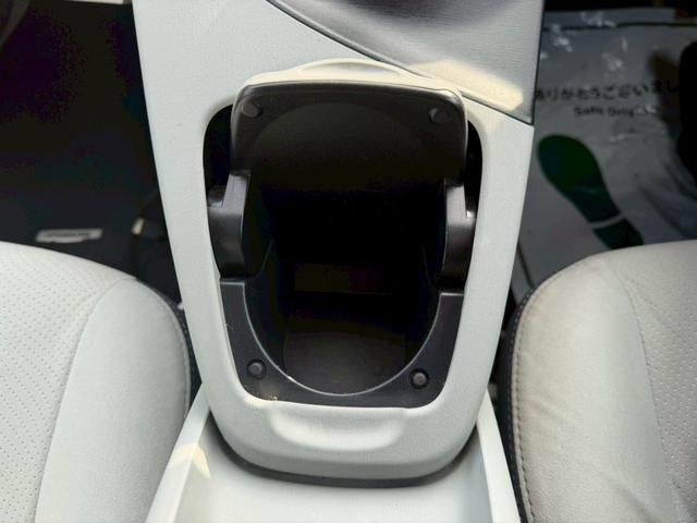 プリウス Ｓ　ＬＥＤエディション　車両品質評価書付き　バックカメラ　カーナビ　オートライト　ＥＴＣ　テレビ機能　ＣＤ・ＤＶＤ　スマートキー　スペアキー有　全席パワーウィンド―　ステアリングリモコン　ＡＣ機能　電動格納ミラー（40枚目）