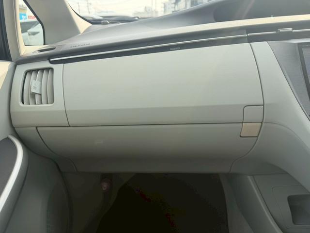 プリウス Ｓ　ＬＥＤエディション　車両品質評価書付き　バックカメラ　カーナビ　オートライト　ＥＴＣ　テレビ機能　ＣＤ・ＤＶＤ　スマートキー　スペアキー有　全席パワーウィンド―　ステアリングリモコン　ＡＣ機能　電動格納ミラー（43枚目）