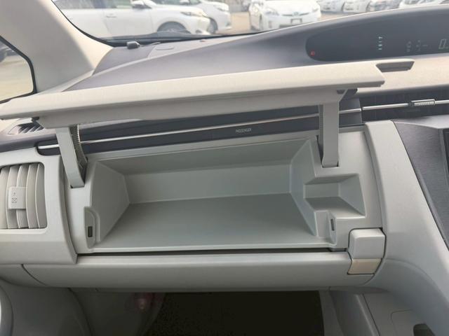 プリウス Ｓ　ＬＥＤエディション　車両品質評価書付き　バックカメラ　カーナビ　オートライト　ＥＴＣ　テレビ機能　ＣＤ・ＤＶＤ　スマートキー　スペアキー有　全席パワーウィンド―　ステアリングリモコン　ＡＣ機能　電動格納ミラー（44枚目）