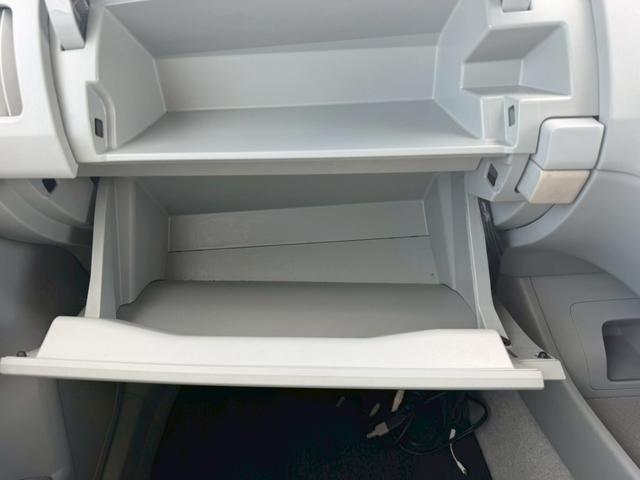 プリウス Ｓ　ＬＥＤエディション　車両品質評価書付き　バックカメラ　カーナビ　オートライト　ＥＴＣ　テレビ機能　ＣＤ・ＤＶＤ　スマートキー　スペアキー有　全席パワーウィンド―　ステアリングリモコン　ＡＣ機能　電動格納ミラー（45枚目）