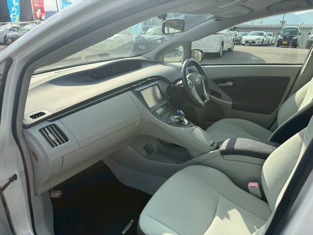 プリウス Ｓ　ＬＥＤエディション　車両品質評価書付き　バックカメラ　カーナビ　オートライト　ＥＴＣ　テレビ機能　ＣＤ・ＤＶＤ　スマートキー　スペアキー有　全席パワーウィンド―　ステアリングリモコン　ＡＣ機能　電動格納ミラー（69枚目）