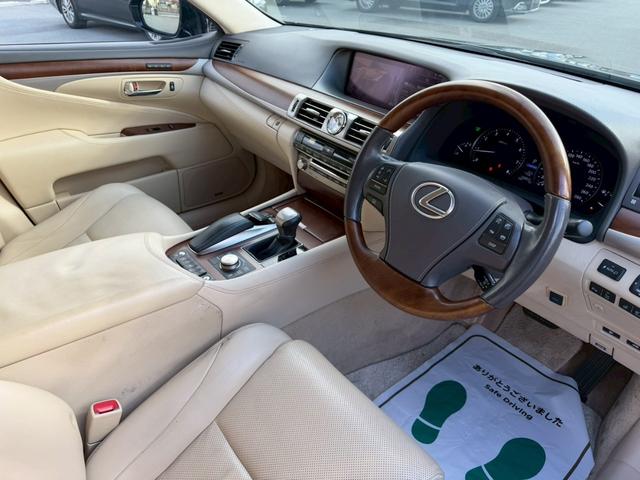 ☆運転席側シート☆車内の隅々まで徹底的にクリーニングを行っておりますので、内外装ともにきれいな状態です！お問合せはお早めに！