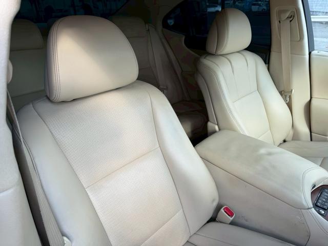 ☆運転席側シート☆車内の隅々まで徹底的にクリーニングを行っておりますので、内外装ともにきれいな状態です！お問合せはお早めに！