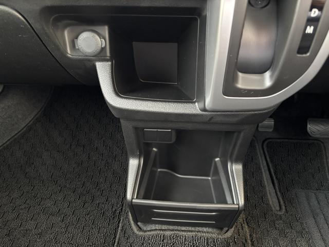クロスビー ＨＹＢＲＩＤ　ＭＸ　３型　／　社用車　黒／白ツートンカラー　フロントシートヒーター　オートライト　パワーウインドー　キーレスエントリー　パドルシフト　純正１６インチアルミホイール　シート下収納ＢＯＸ　スズキ認定中古車　全国保証（31枚目）